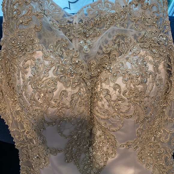 Wedding dress - Picture 4 of 10